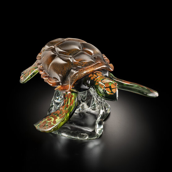 Schildkröte, Bernsteinschildkröte auf einem Kristallsockel