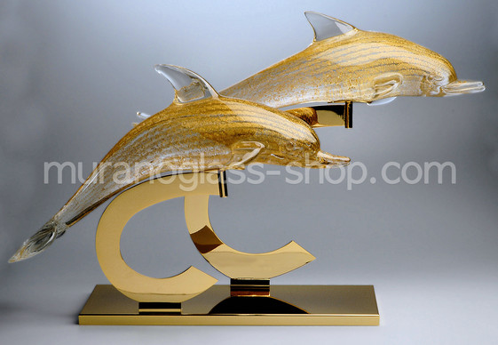 Paare der Delphine, Delphin-Paar mit goldener Verzierung
