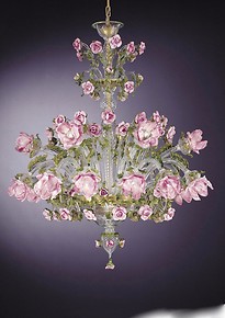 Kronleuchter mit Blumen in rosa Pasta mit drei Lampen