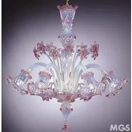Kronleuchter aus Opal-Glas und rosa Deko Licht auf fünf