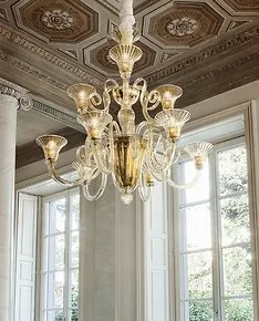 Um neun Leuchten Kronleuchter mit goldener Verzierung