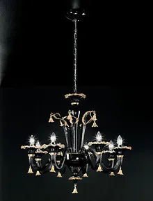 Schwarze und goldene Leuchter um acht Lichter