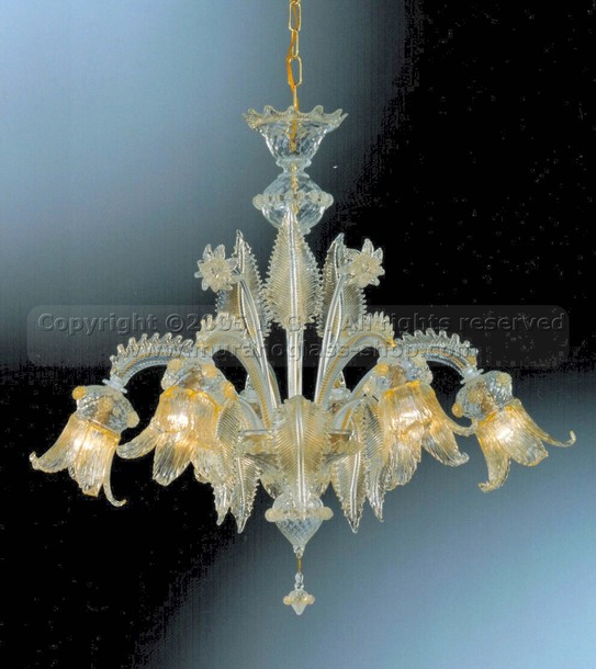 105 Serie Kronleuchter, Kristall-Kronleuchter mit goldener Verzierung um sechs Lichter.