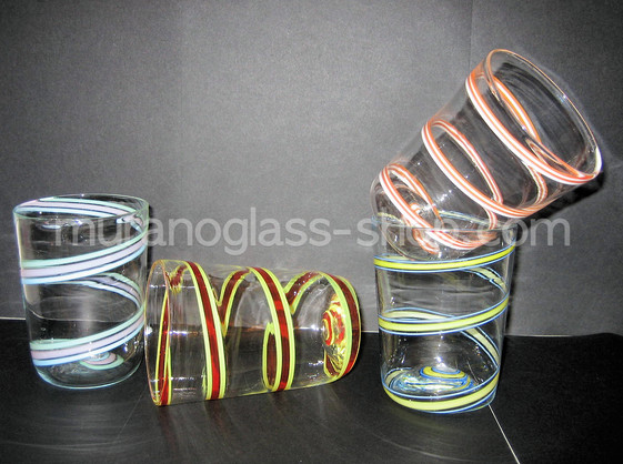 Gläser mit farbigen Bändern, Vier Gläser mit farbigen Bändern