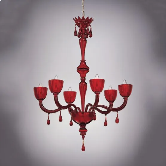 Manhattan Rot, Roter Kronleuchter mit sechs Lichtern