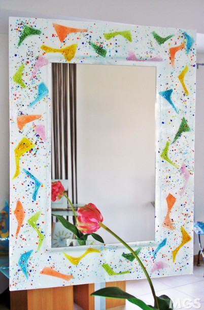Farbiger Spiegel, Moderne Spiegel in weißer Farbe mit farbigen Fliesen