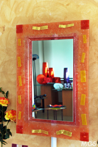 Farbiger Spiegel, Moderner Spiegel Lachs mit gold Fliesen