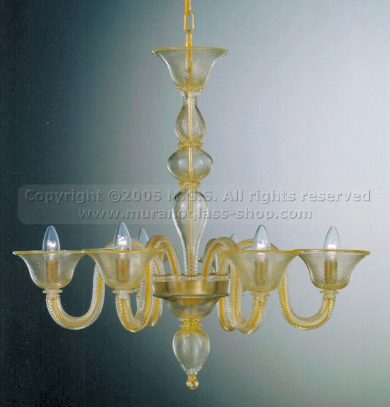 436 Serie Kronleuchter, Kristall-Kronleuchter mit goldener Verzierung um sechs Lichter.