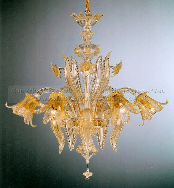 Serie 400 Kronleuchter, Kristall-Kronleuchter mit goldener Verzierung um sechs Lichter.