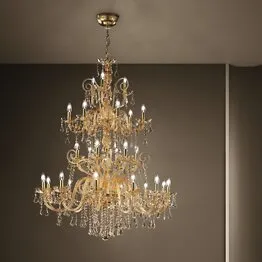 Weiß Kronleuchter und Kristall Details