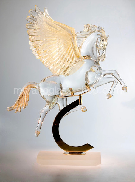 Pegasus-Pferd, Pferd Pegasus auf Basis mit hohen Flügeln