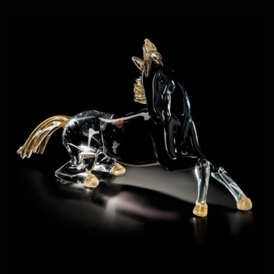 Sitzendes Pferd, Sitzendes Pferd in Kristallschwarz mit Farbverlauf und 24 Karat Gold