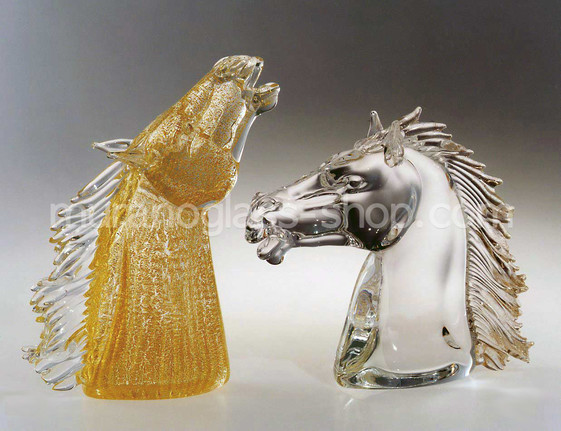 Pferdeköpfe, Horse head with gold decoration
