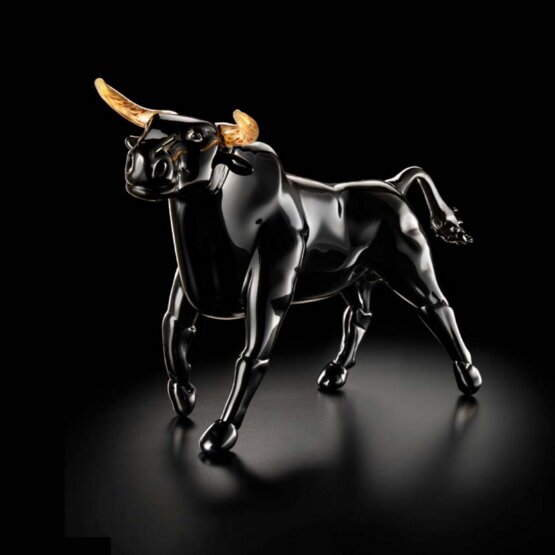 Stier, Schwarzer Stier mit Elfenbeinhörnern