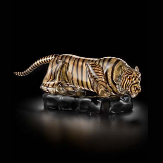 Tiger, Tiger ganz in 24 Karat Gold auf schwarzem Grund