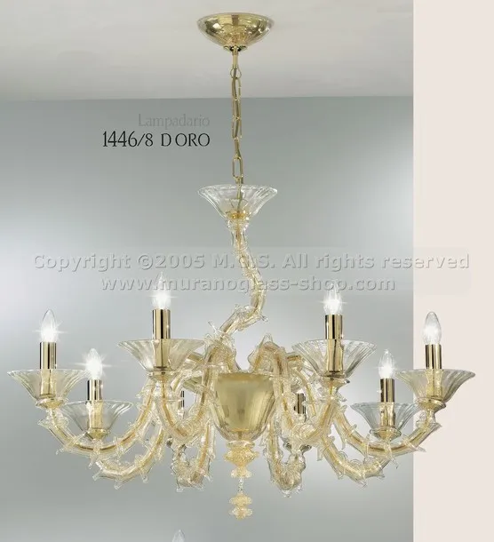 Kronleuchter 1446, Kristall-Kronleuchter mit goldener Verzierung um acht Lichter