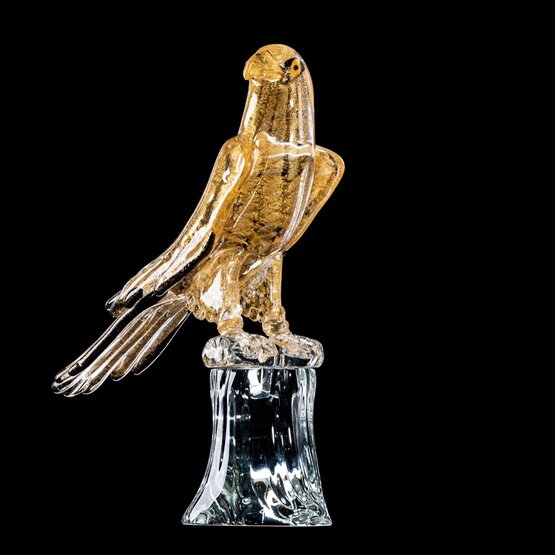 Falke, Alle 24 Karat Goldfalke am Stamm