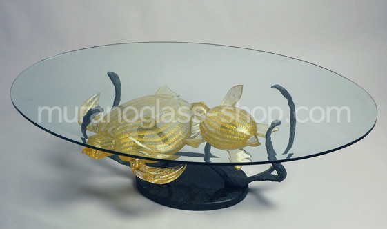 Tabelle mit Skulpturen, Tabelle mit Gold Schildkröten