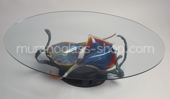 Tabelle mit Skulpturen, Tabelle mit Mantas Fisch caledonia